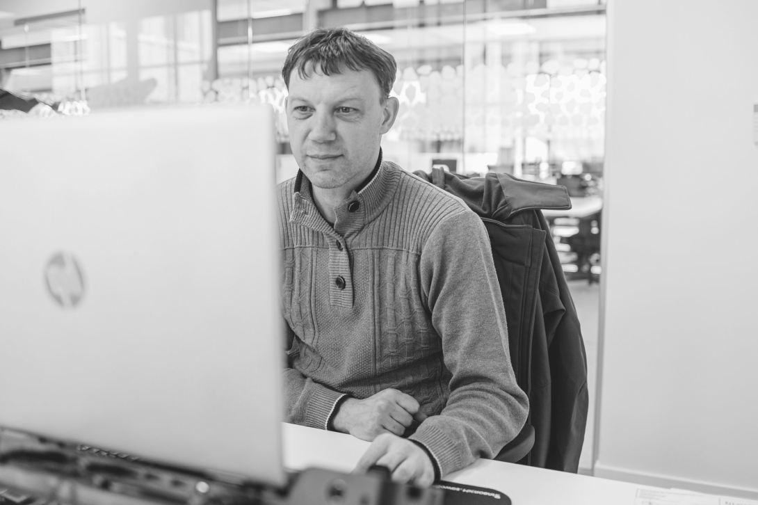 Collega van Profex voert administratief werk uit voor bodemonderzoeken